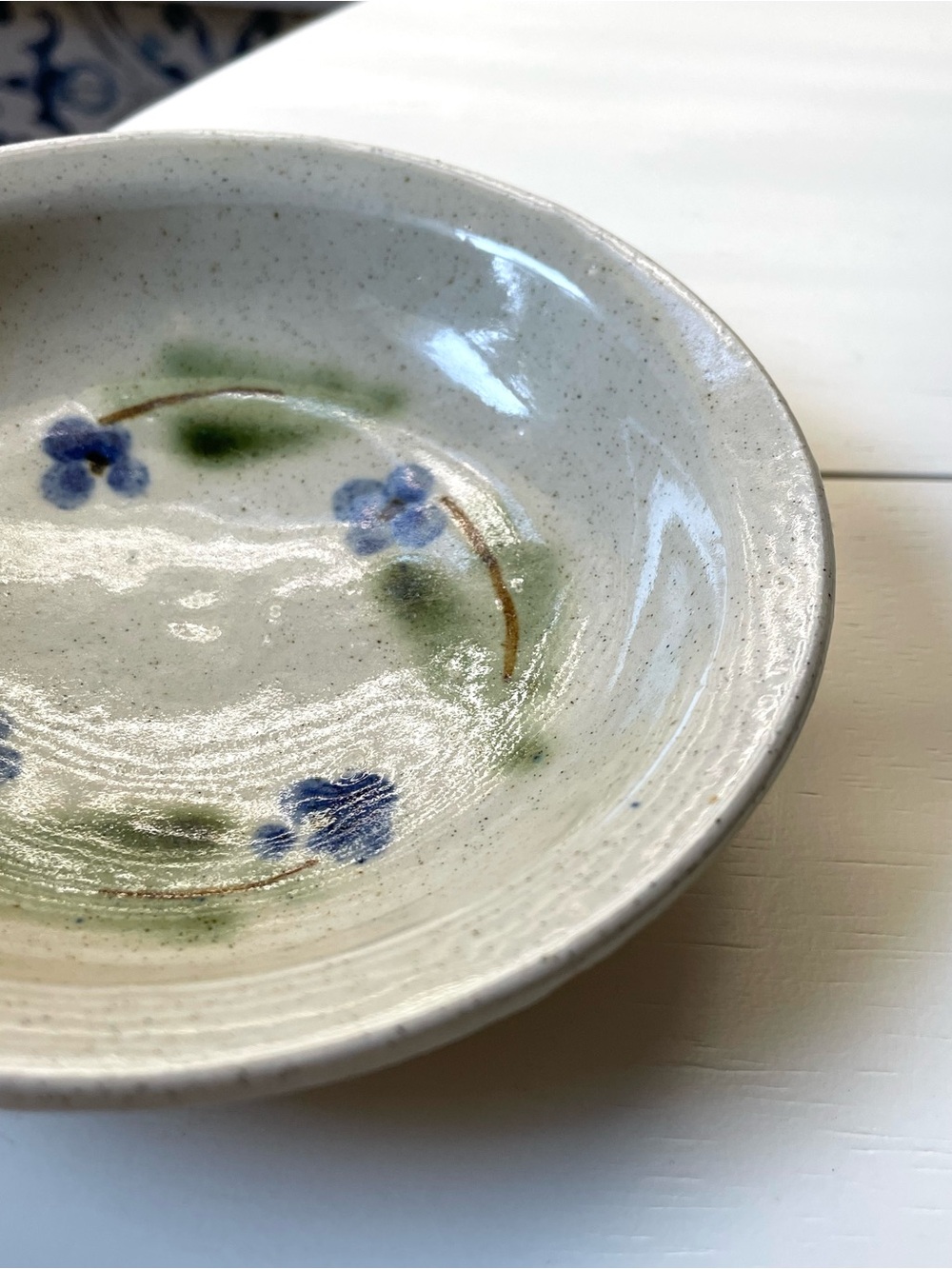 Charming signed art pottery speckled shallow trinket bowl w/ flowers rustic - Picture 4 of 9
